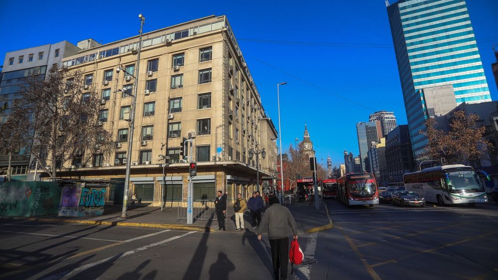 Av. Santa Rosa cortada en esquina con Alameda: Procedimiento policial causa desvíos y congestión