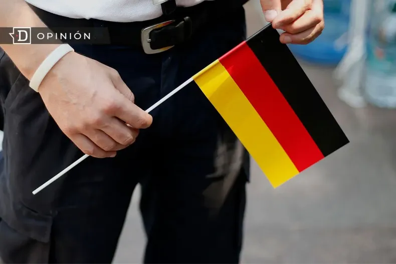 24225 foto de una persona sosteniendo un banderin de alemania.webp