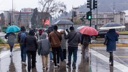 Lluvias y viento vuelven a Santiago - Agencia Uno