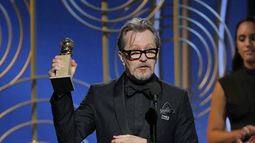 El mismo que le pegó a su ex pareja con un teléfono: Funan apoyo feminista de Gary Oldman en los Golden Globes