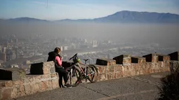Lavado de calles: La medida que podría ayudar a reducir la contaminación en Santiago por el polvo que levantan los autos