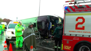 Ruta 5 Sur cortada en ambos sentidos por grave accidente de bus de dos pisos: Difícil rescate de cuerpos