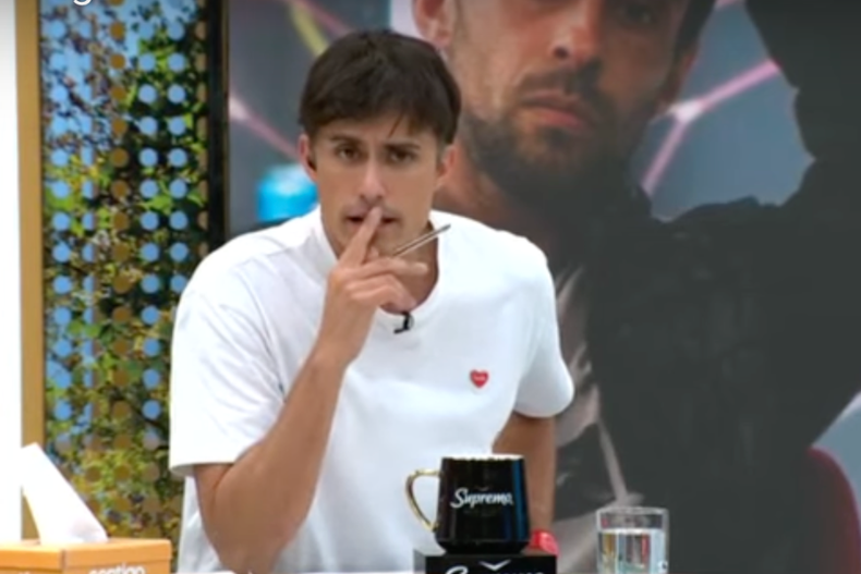 roberto cox es troleado en rrss por decir que mago valdivia no necesitaba  darle copete  a mujeres.png