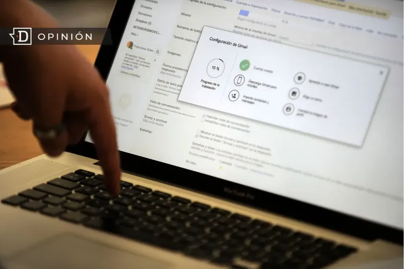 15914 imagen de un dedo apretando una tecla de un notebook.webp