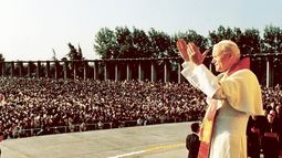 Fue torturado por dar discurso durante visita del Papa en 1987: $50 millones de indemnización