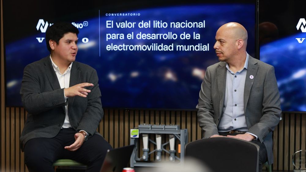 Novandino Litio y Volvo Cars Chile debatieron sobre el rol del litio en la electromovilidad. El proyecto Salar Futuro busca producir más mineral con menos agua y salmuera hasta 2060, mientras crecen las ventas de vehículos eléctricos.