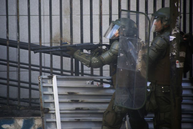 Imagen referencial carabinero disparando.jpg