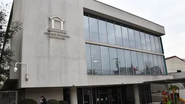 Padre con deuda de $11 millones en pensión no autorizó viaje por vacaciones de su hija: Juzgado de Familia concedió permiso