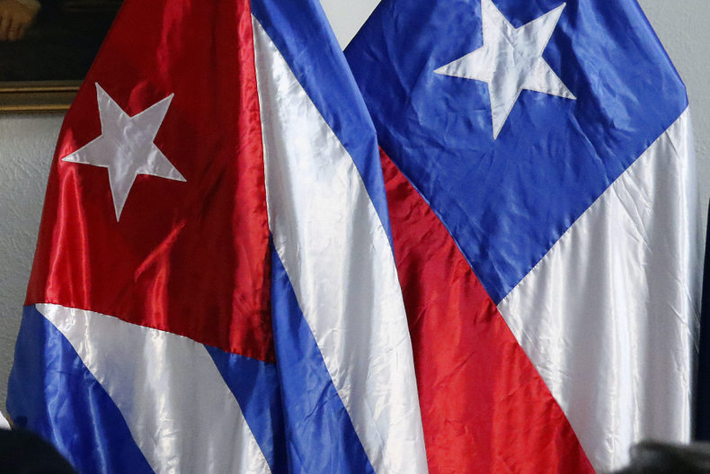 Banderas de Cuba y Chile.png