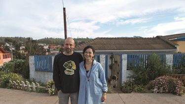 Salirse del sistema: La historia de una familia que se fue de Santiago, practica el trueque y vive con el sueldo mínimo