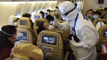 China califica de “inaceptable” las exigencias a viajeros de ese país a causa del COVID-19