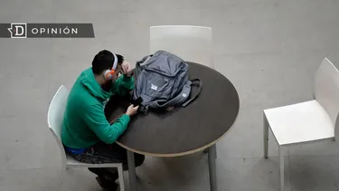 El Desconcierto | 30753 estudiante universitario en una mesa con su mochila.webp