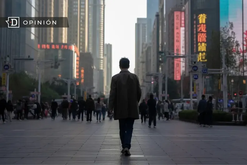 29162 un hombre solo caminando en una ciudad china.webp