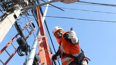 La contaminación del espacio público implica menor seguridad para la vida urbana, pero la realidad de un Chile atestado de cables en desuso espera cambiar.