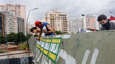 Miles de seguidores de Lula marchan y acampan cerca del Tribunal de Porto Alegre a la espera del juicio