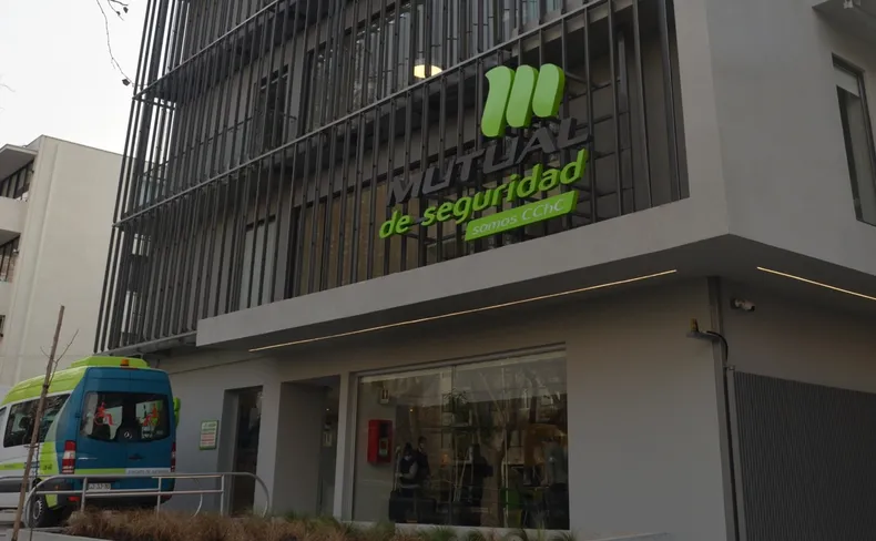 por dejarle fragmento de broca en su cuerpo tras intervencion quirurgica mutual debera pagarle 50 millones.webp