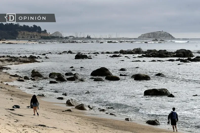 26924 una pareja caminando en la playa.webp