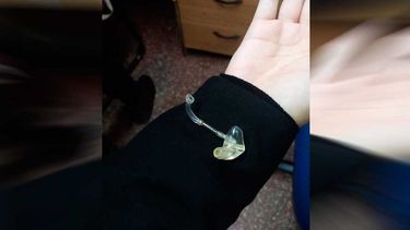 Metro de Santiago pide ayuda en desesperada búsqueda: Profesora perdió aparato auditivo