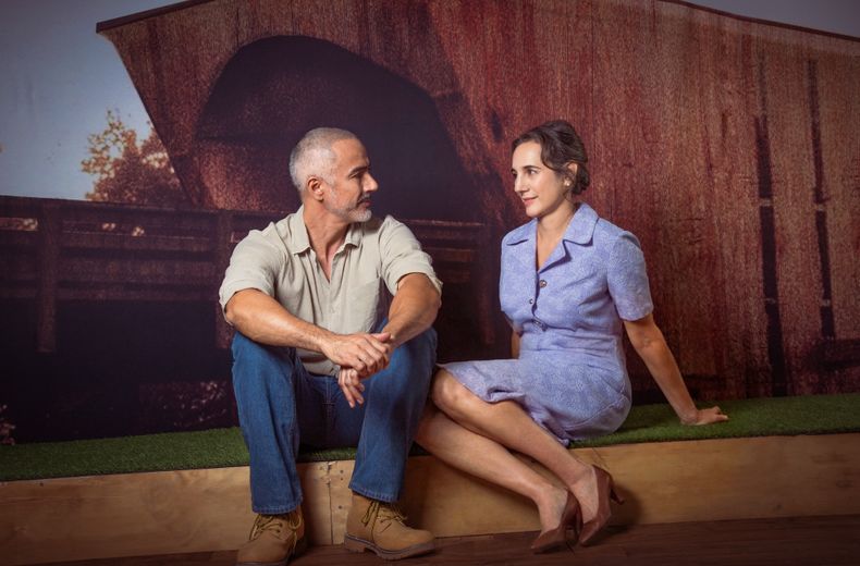 César Caillet y Blanca Lewin en la obra chilena Los Puentes de Madison.