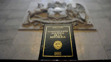79% de los chilenos está de acuerdo con una nueva constitución y 68% lo define como prioritario
