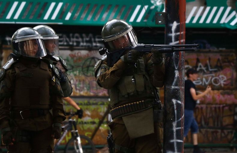 Carabineros disparando referencial.jpg
