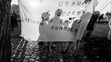 El Desconcierto | oro negro el fotolibro donde hector lopez reconstruye su experiencia en lota durante el cierre de la historica mina.webp
