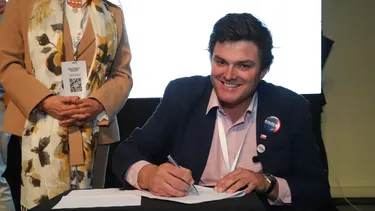 Sueldo de $4,6 millones sin título: Alcalde de Zapallar contrató a hijo de exdiputado Osvaldo Andrade como asesor en la AChM