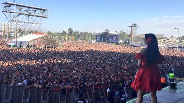 VIDEO| El impresionante coro de 80 mil personas cantando Tu falta de querer en el show de Mon Laferte en Lollapalooza