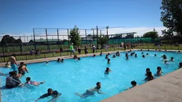 ¿Se te tapan los oídos en la piscina? Experto entrega consejos para un verano sin complicaciones