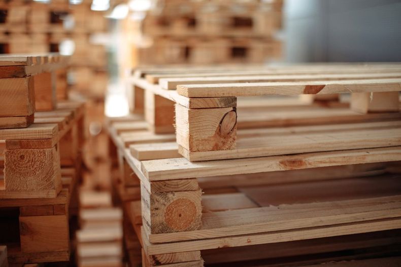 Empresas como Pallets Araya reparan, muelen y transforman pallets de madera en biomasa y mulch, evitando que terminen en vertederos: reciclaje en serio.