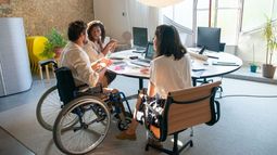 Inclusión en deuda: la Ley N° 21.015 exige a empresas con 100 o más trabajadores reservar el 1% de sus puestos para personas con discapacidad. Inclusión en deuda: la Ley N° 21.015 exige a empresas con 100 o más trabajadores reservar el 1% de sus puestos para personas con discapacidad.