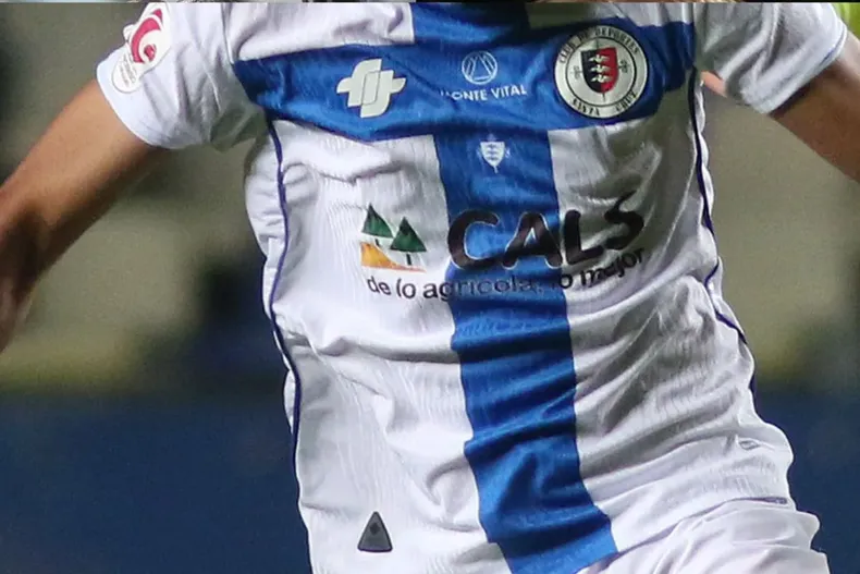 la historia del jugador de deportes santa cruz despedido sin cotizaciones que logro que la corte declarara nulo su despido.webp