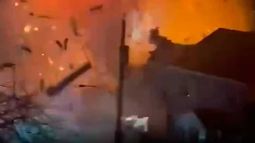 VIDEO| El instante preciso de explosión que destruyó casa en EE.UU.: Hubo disparos a policía