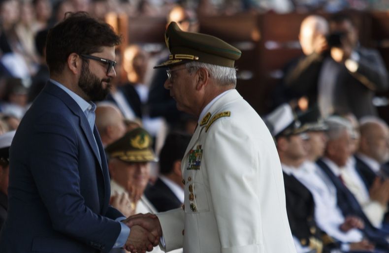 Gabriel Boric junto a Ricardo Yanez en una actividad oficial Agencia Uno.jpg