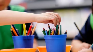 Sernac alerta sobre lápices falsificados vendidos en Barrio Meiggs: Provocarían riesgo de intoxicación para niños