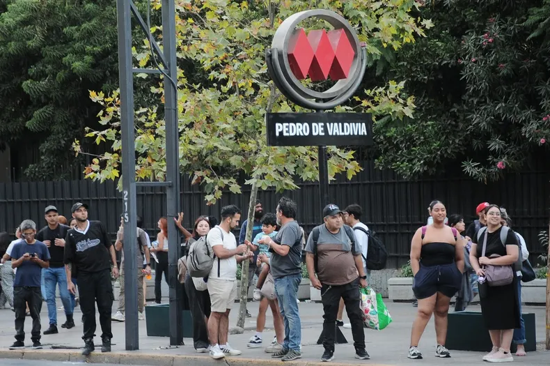 metro pide anular multa de 35 millones por ruidos en recinto electrico junto a estacion pedro de valdivia alega medicion viciada.webp