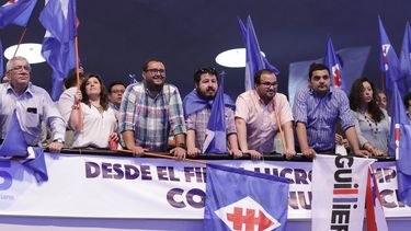 Mucho más que al Frente Amplio: Los guiños de Guillier a la DC en su lanzamiento de campaña para el balotaje