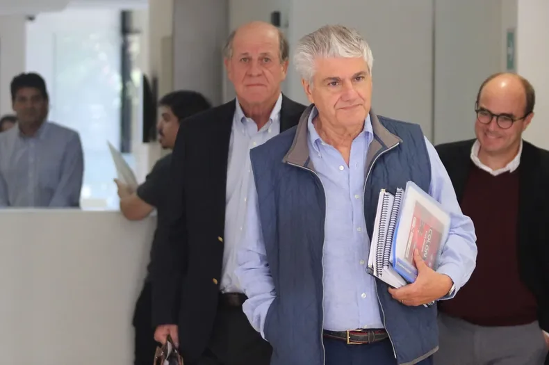 se metio a la oficina carlos eugenio lavin confirma reuniones con chadwick y hermosilla por el caso penta.webp