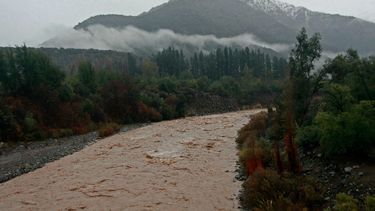Aguas Andinas en alerta por inusual pronóstico de intensas lluvias en Región Metropolitana