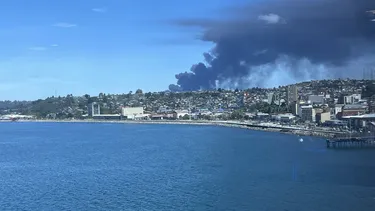 Incendio en Puerto Montt genera enorme columna de humo: Fábrica de plásticos arde y habría lesionados