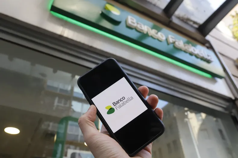 banco bloqueo cuenta de cliente y retuvo 2 3 millones sin orden judicial por presuntos fraudes suprema confirmo devolucion.webp