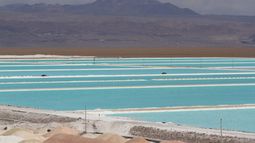Los cuestionados negocios entre SQM Salar y el presidente del sindicato de la empresa