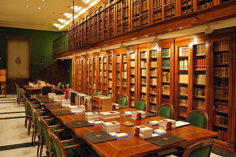 1076px Biblioteca_de_la_RAE 1.jpg
