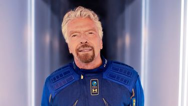 Multimillonario Richard Branson vuela a bordo de un avión hacia el espacio