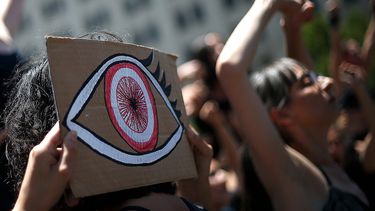 Joven víctima de trauma ocular presenta demanda indemnizatoria contra el Estado