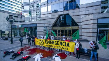 Activistas vierten sangre en embajada de Brasil, en apoyo a mujeres indígenas de la Amazonía