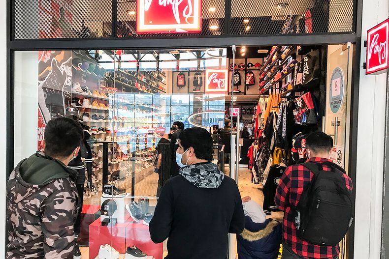 ventas comercio minorista acumula 14 meses en numeros rojos repunto levemente en agosto.jpg