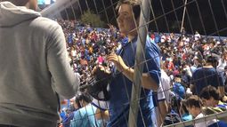Hinchas de la UC funan a militante de la UDI que gritó consignas ofensivas contra familiares de detenidos desaparecidos