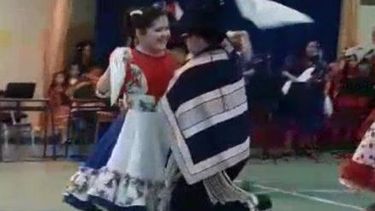 VIDEO| El registro de una niña no vidente bailando cueca que enamoró a todos en redes sociales