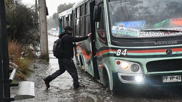 Trece municipios de la Región Metropolitana suspenden clases para este viernes por precipitaciones